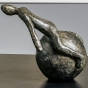 Bronzeskulptur auf einem Ball von Mieke Deweerdt