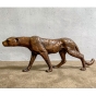 Seitenansicht der Bronzefigur "Schleichender Gepard" - links