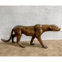 Seitenansicht der Bronzefigur "Schleichender Gepard" - rechts
