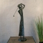 Frontansicht der Bronzefigur "Abstrakter Golfer"