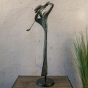 Seitenansicht der Bronzefigur "Abstrakter Golfer"