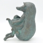 Seitenansicht der Bronze "Igel mit Gießkanne" von links