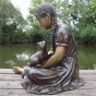 Bronzeskulptur "Mirja spricht mit ihrer Katze"
