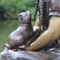 Bronzeskulptur "Mirja spricht mit ihrer Katze"