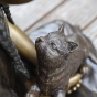 Bronzeskulptur "Mirja spricht mit ihrer Katze"