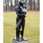 bronzefigur Liebespaar küssend
