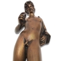 Froschansicht der Bronzeskulptur "Dionysos, Gott des Weines" als Aktfigur