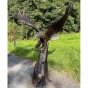 Seitenansicht der Bronzeskulptur "Seeadler im Anflug auf Klippe"