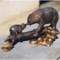 Bronzeskulptur "Bärenfamilie auf Baumstamm
