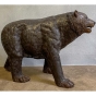 Seitenansicht der Bronzeskulptur "Großer Braunbär"