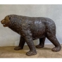 Seitenansicht der Bronzeskulptur "Großer Braunbär"