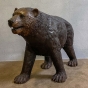 Frontansicht der Bronzeskulptur "Großer Braunbär"