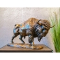 Bronzeskulptur "Bison auf Bronzeplatte"