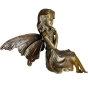 Seitenansicht der Bronzeskulptur "Sitzende Fee mit Blume"