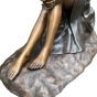 Bronzeskulptur "Linda sitzt in der Sonne"