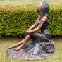 Bronzeskulptur "Linda sitzt in der Sonne"