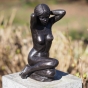 Bronzeskulptur "Sitzende Frau" als Aktfigur