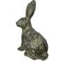 Seitenansicht der Bronzeskulptur "Schauender Hase"