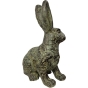 Seitenansicht der Bronzeskulptur "Schauender Hase"