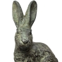 Nahansicht der Bronzeskulptur "Schauender Hase"