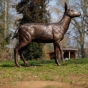 Bronzeskulptur "Stehende Hirschkuh"