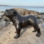 Seitenansicht der Bronzeskulptur "Englische Bulldogge"