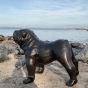 Seitenansicht der Bronzeskulptur "Englische Bulldogge"