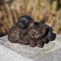 Bronzeskulptur "Kuschelnde Welpen - Katze und Hund