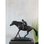 Bronzeskulptur "Jockey auf Pferd" auf Marmorsockel