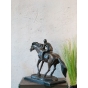 Bronzeskulptur "Jockey auf Pferd" auf Marmorsockel