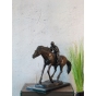 Bronzeskulptur "Jockey auf Pferd" auf Marmorsockel