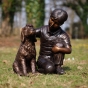 Bronzeskulptur "Junge Tobi mit Hund"