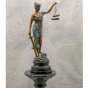 Seitenansicht der Bronzeskulptur "Justitia, Göttin der Gerechtigkeit"