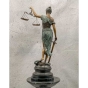 Rückansicht der Bronzeskulptur "Justitia, Göttin der Gerechtigkeit"
