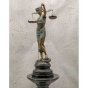 Seitenansicht der Bronzeskulptur "Justitia, Göttin der Gerechtigkeit"