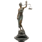 Frontansicht der Bronzeskulptur "Justitia, Göttin der Gerechtigkeit"