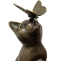 Nahansicht der Bronzeskulptur "Katze mit Schmetterling"