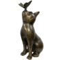 Seitenansicht der Bronzeskulptur "Katze mit Schmetterling"