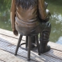Bronzefigur "Emma mit Teddy sitzt auf einem Stuhl"