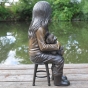 Bronzefigur "Emma mit Teddy sitzt auf einem Stuhl"
