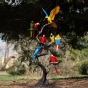 Bronzeskulptur "8 Papageien auf Baumstamm", farbig