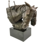 Bronzeskulptur "Pferdeköpfe" auf Marmorsockel