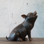 Seitenansicht der Bronzeskulptur "Kleines Ferkel"