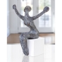 Seitenansicht der Bronzeskulptur "Sitzende Frau"