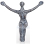Frontansicht der Bronzeskulptur "Sitzende Frau"