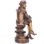 Seitenansicht der Bronzeskulptur "Der Advokat"