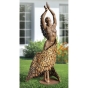 Frontansicht der Bronzeskulptur "Mother Earth dancing"