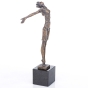 Seitenansicht der Bronzefigur "Freie Balance"