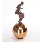 Edition Strassacker Bronzeskulptur "Balance auf goldenem Ei" von Vitali Safronov