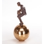 Edition Strassacker Bronzeskulptur "Balance auf goldenem Ei" von Vitali Safronov